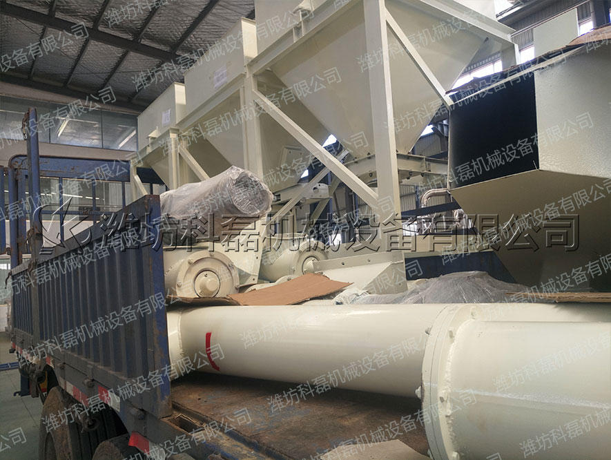 襄阳用裕橡胶(jiāo)制造有限公司(si)攪拌、輸送整套(tao)設備發貨實拍(pai) 螺旋輸送 絞龍(long) 料倉 攪拌站 第(dì)1張