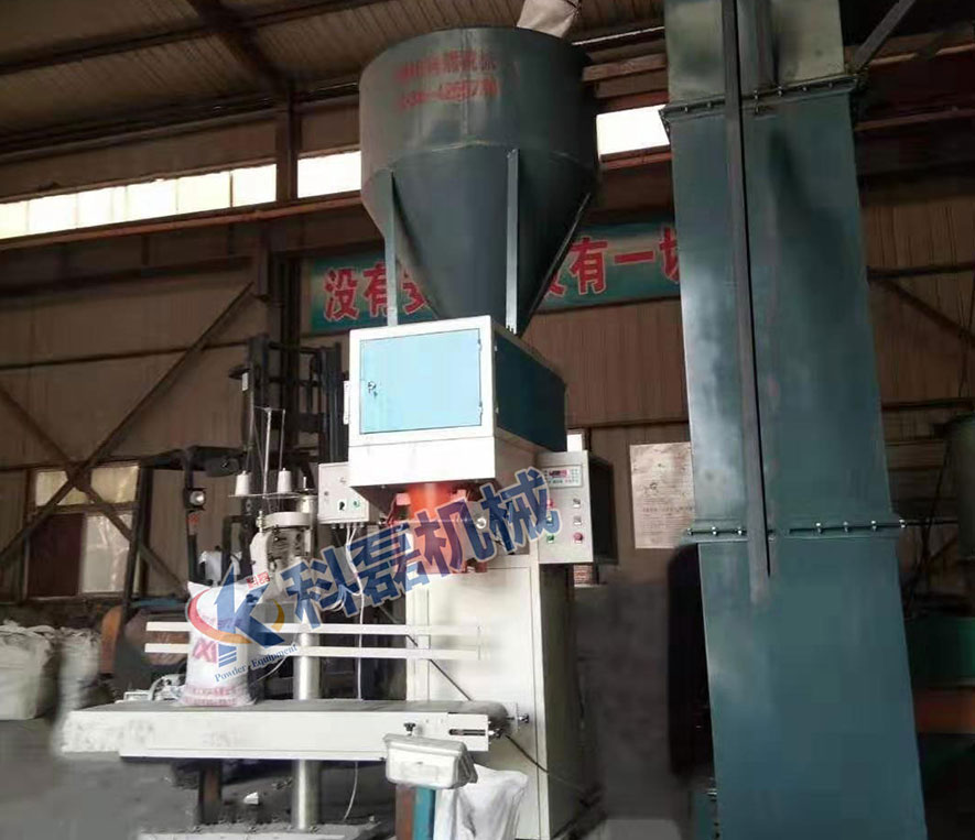 襄阳(yang)用裕橡胶制造有(you)限公司敞口袋包(bāo)裝秤包裝機使用(yong)現場實拍 第1張