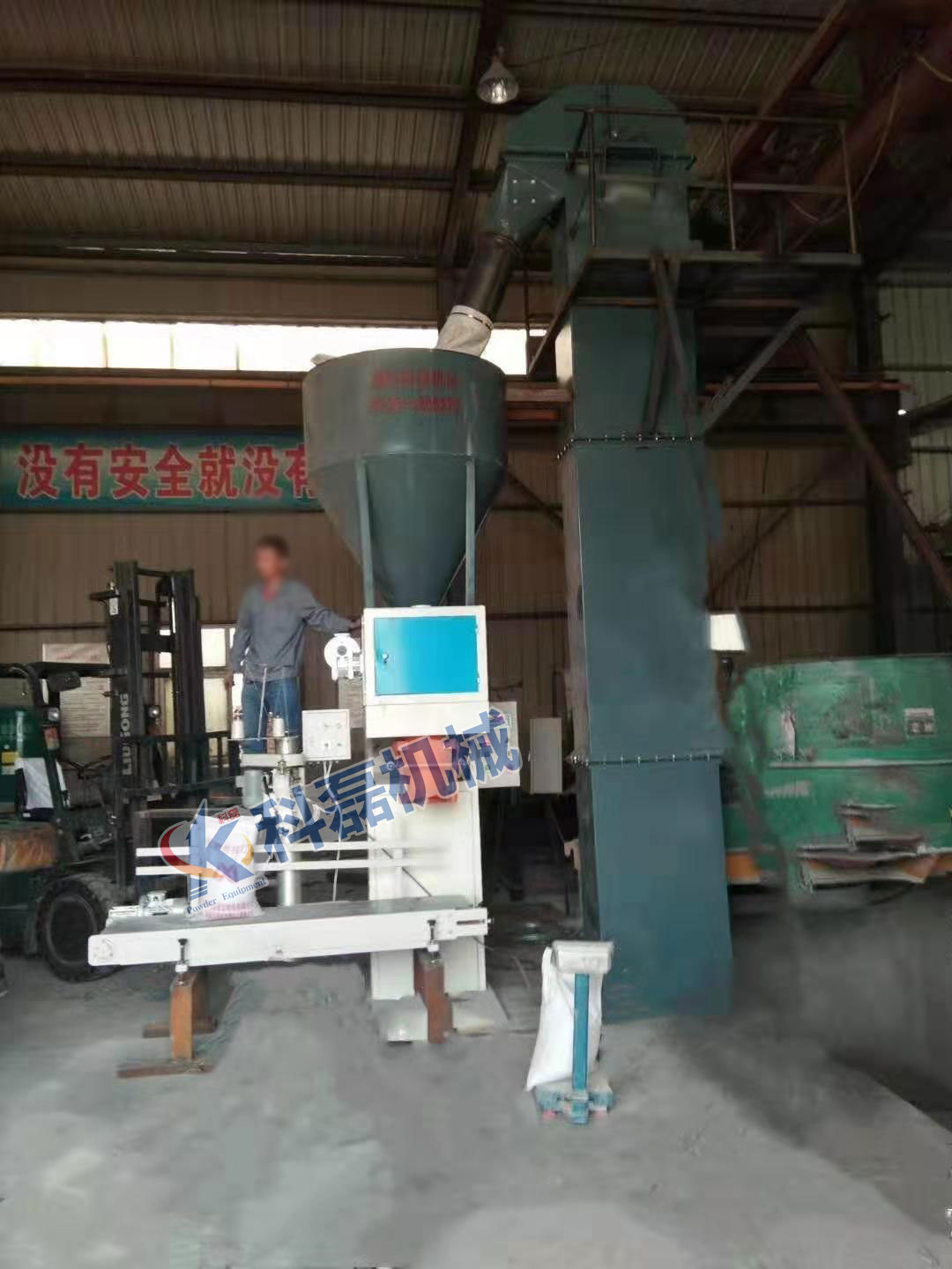 襄阳用裕(yu)橡胶制造有限公(gōng)司敞口袋包裝秤(chèng)包裝機使用現場(chang)實拍 第3張