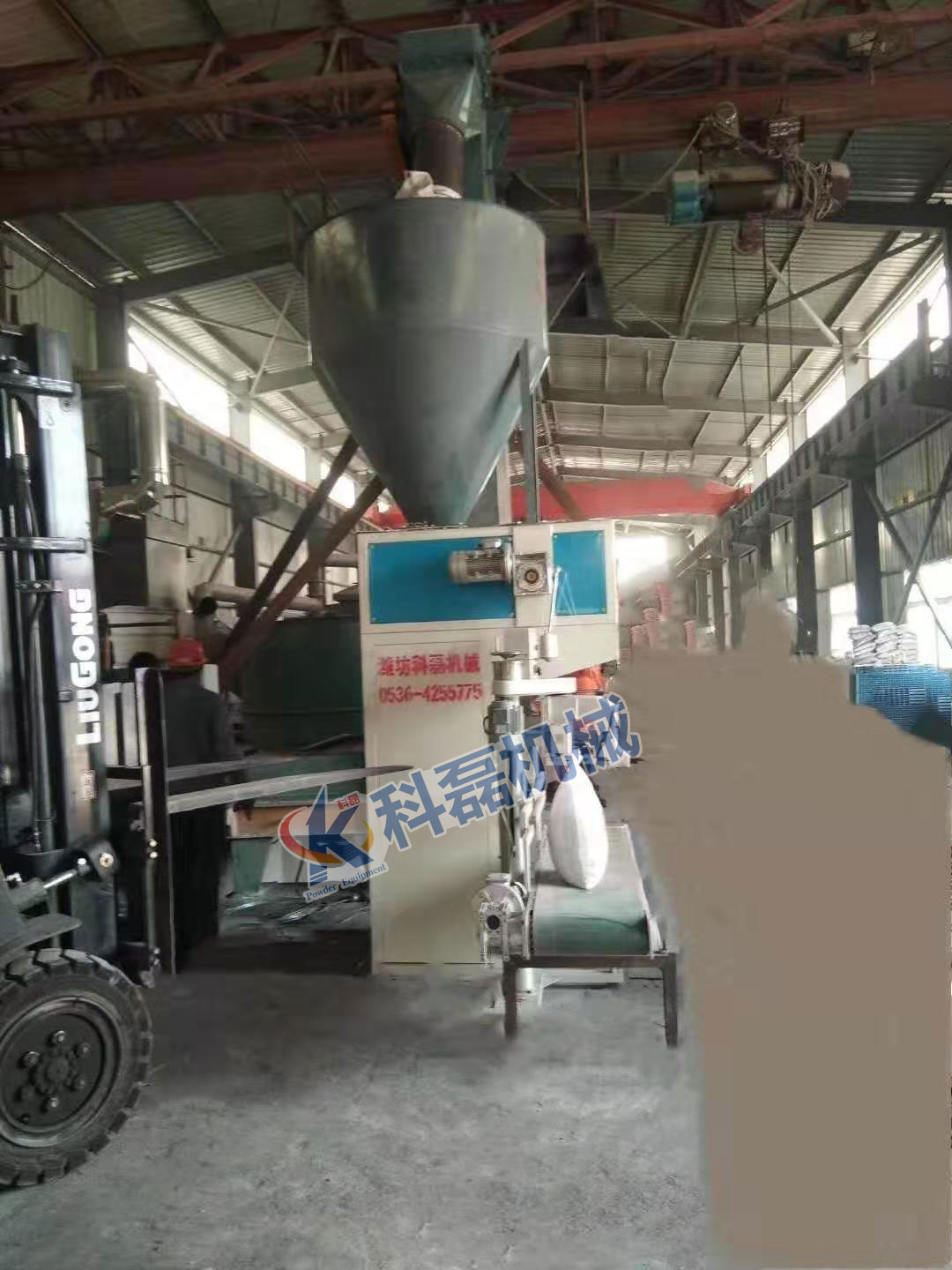 襄阳用(yòng)裕橡胶制造有限(xiàn)公司敞口袋包裝(zhuāng)秤包裝機使用現(xian)場實拍 第2張