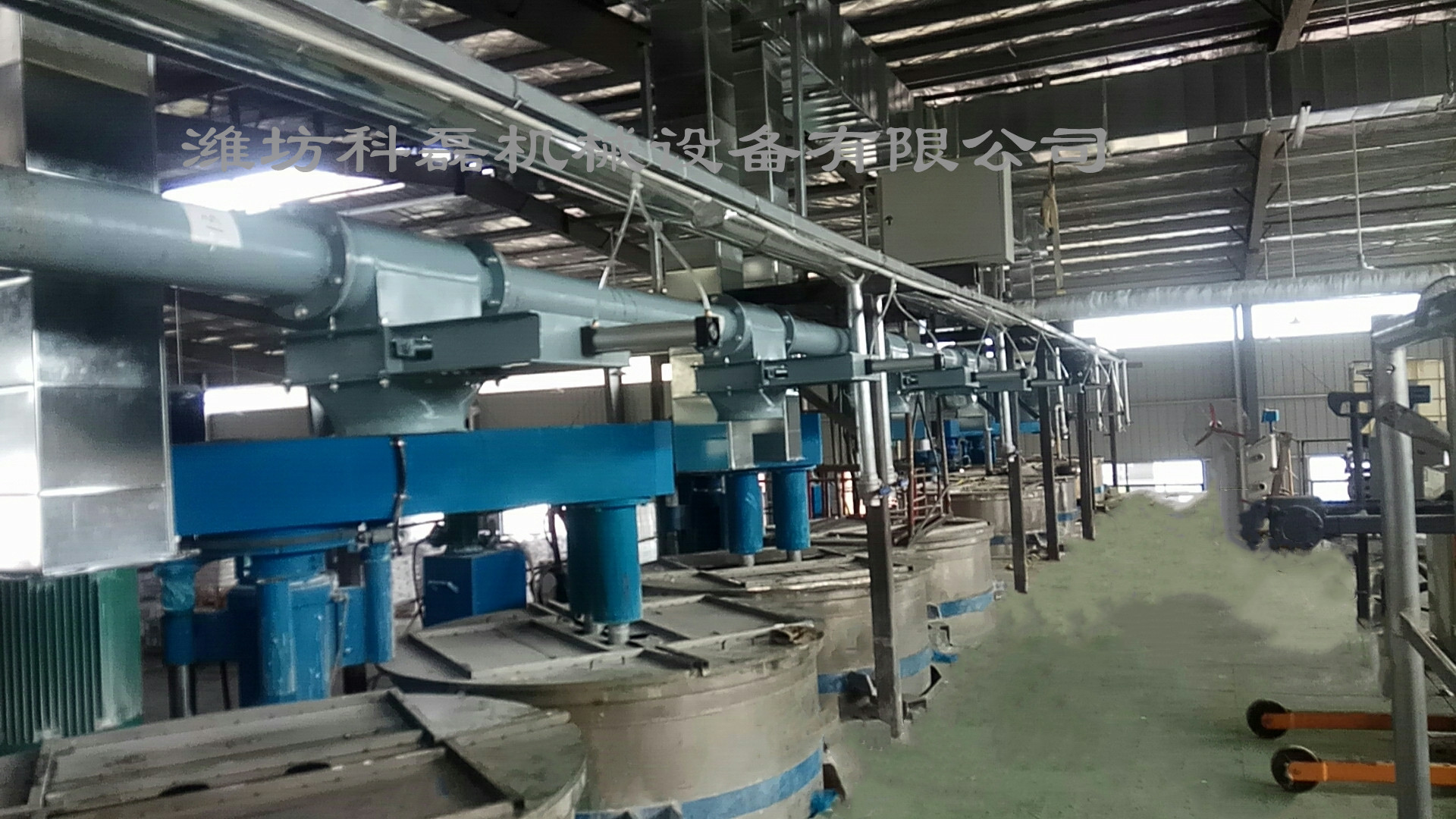 襄阳用裕(yù)橡胶制造有限(xian)公司管鏈輸送(song)機噸袋拆包機(jī)使用現場實拍(pai) 第2張