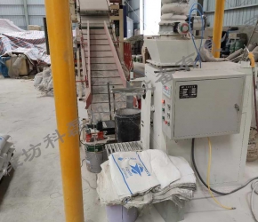 襄阳用裕橡(xiàng)胶制造有限(xiàn)公司小螺杆(gǎn)閥口袋包裝(zhuāng)機客戶使用(yong)現場