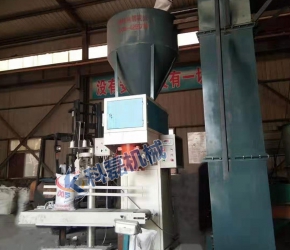 襄(xiang)阳用裕橡胶(jiāo)制造有限公(gong)司敞口袋包(bāo)裝秤包裝機(jī)使用現場實(shí)拍