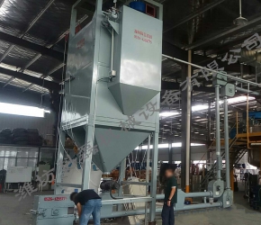 襄阳用裕(yù)橡胶制造有(yǒu)限公司管鏈(lian)輸送機噸袋(dài)拆包機使用(yong)現場實拍